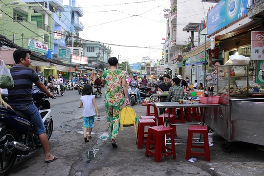 
Hàng quán ăn uống khắp nơi đẩy người đi bộ xuống lòng đường để di chuyển
