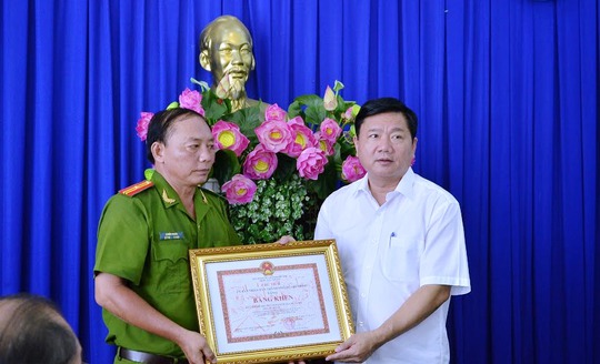 Bí thư Thành ủy Đinh La Thăng thay mặt lãnh đạo TP tặng bằng khen Công an quận 8