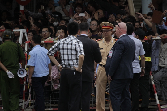 
Lá chắn số 1 chính là đội đặc vụ. Họ luôn luôn có mặt trước để kiểm tra những nơi mà Tổng thống Obama chuẩn bị ghé qua. Trong đợt ghé thăm Việt Nam vừa qua, đoàn của Tổng thống Obama có mặt lên tới 800 người.
