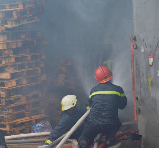 Lực lượng cứu hỏa phải tiếp cận sâu vào bên trong đám cháy để dập lửa