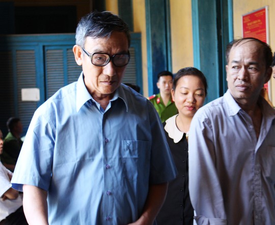 
Bị cáo Nguyễn Văn Đồng (bìa trái) khẳng định mình bị oan
