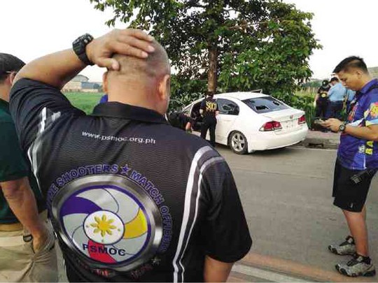 Cảnh sát lục soát chiếc xe của Meco Tan sau cuộc đọ súng. Ảnh: Inquirer