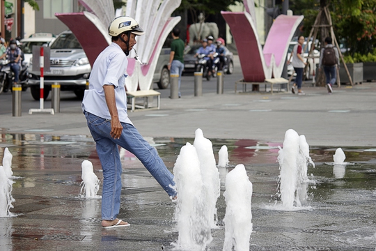 
Người đi đường vào rửa chân, rửa dép tại các vòi nhạc nước trên phố đi bộ như là nhà tắm công cộng.
