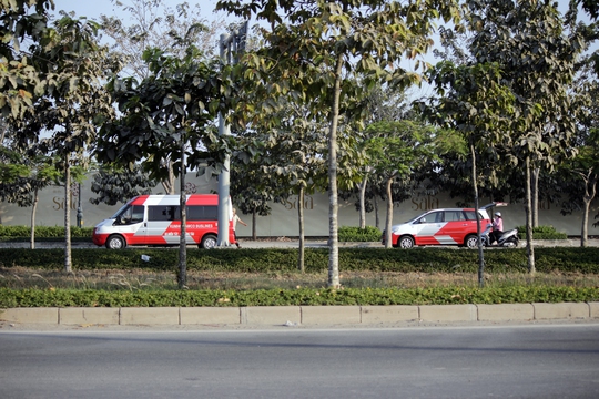 
Xe khách, xe trung chuyển đậu tấp nập trên đường Mai Chí Thọ (quận 2) trong giờ cấm

