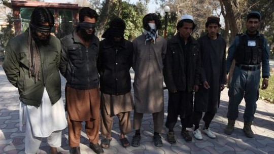 Những người bị cho là thành viên IS bị bắt ở Afghanistan. Ảnh: EPA