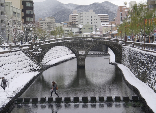 Cầu Megane ở Nagasaki, một trong những cầu đá xưa nhất Nhật Bản, giữa làn tuyết trắng. Ảnh: AP