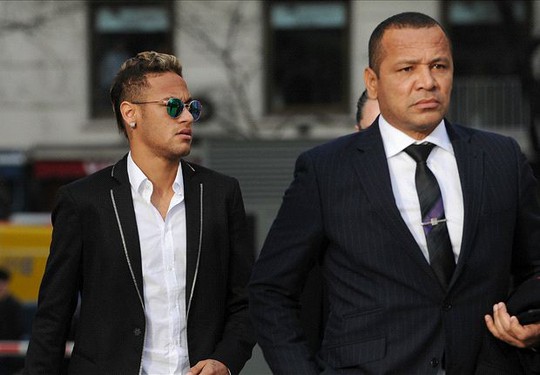 
Cha con Neymar đến phiên tòa
