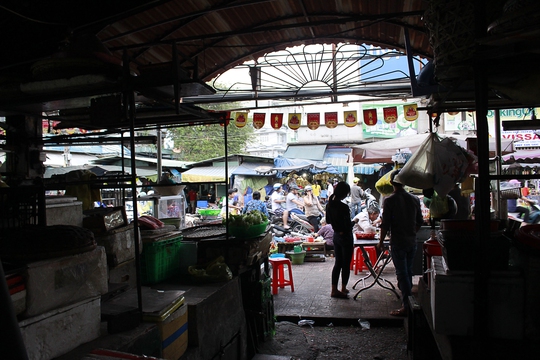 
Cảnh trong chợ hoang tàn, đìu hiu là vậy nhưng những con đường quanh chợ lại buôn bán tấp nập và nhộn nhịp
