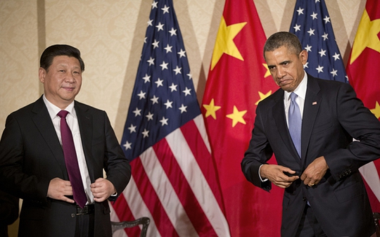 
Chủ tịch Trung Quốc Tập Cận Bình (trái) và Tổng thống Mỹ Barack Obama (phải) trong một cuộc gặp hồi năm 2014. Ảnh: AP
