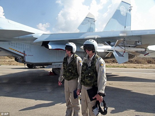 Hai phi công Nga làm việc tại Syria. Ảnh: AP