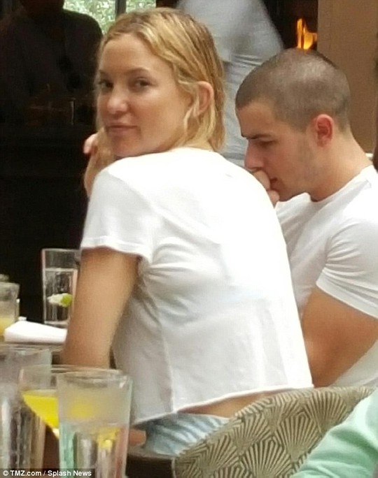 
Nữ diễn viên Kate Hudson bị bắt gặp ăn trưa cùng Nick Jonas tháng 9 năm ngoái. Ảnh: TMZ
