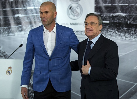
HLV Zidane và Chủ tịch Perez trong lễ ra mắt
