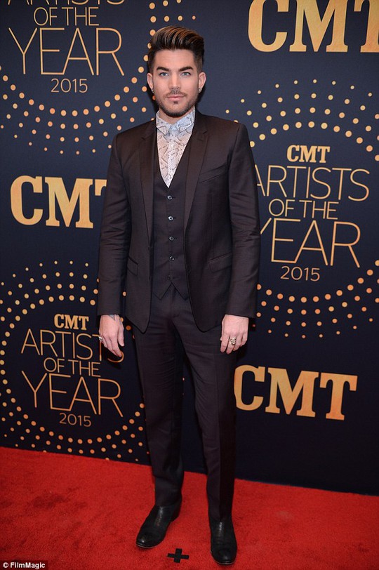 Adam Lambert kiếm 10 triệu USD trong năm 2015