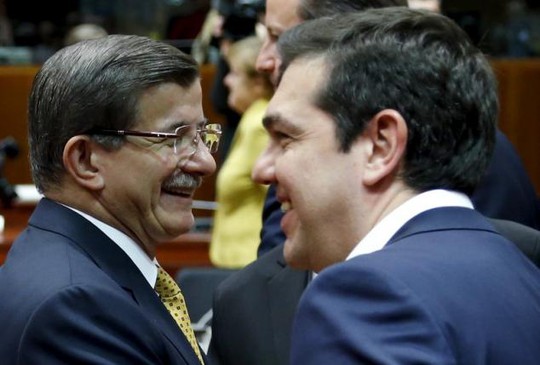Thủ tướng Thổ Nhĩ Kỳ Ahmed Davutoglu (trái) và người đồng cấp Hy Lạp Alexix Tsipras tại buổi họp ở Brussels . Ảnh: Reuters