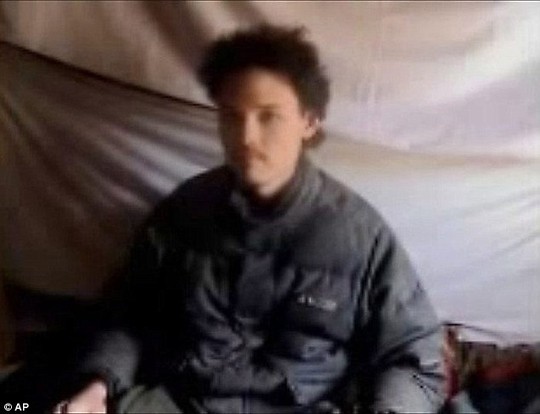 Bức ảnh do Taliban công bố năm 2011, thời điểm anh Colin bị bắt cóc. Ảnh: AP