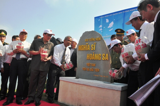 Chủ tịch Tổng LĐLĐ cùng các đại biểu làm lễ đặt viên đá xây Khu tưởng niệm Nghĩa sĩ Hoàng Sa. Ảnh: Tử Trực
