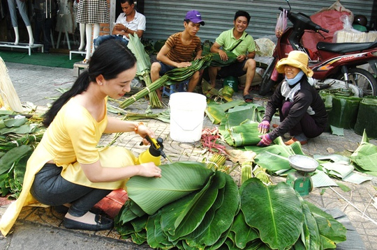 Phun nước giữ ẩm cho lá dong xanh tốt, bán được giá.