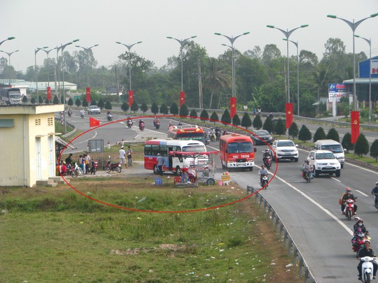 
Một bến cóc xuất hiện ngay cầu vượt Trà Ôn (phía thị xã Bình Minh, tỉnh Vĩnh Long) với đủ các loại xe dù đón trả khách và lấn chiếm hành lang quốc lộ
