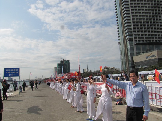 
Chào đón các đội đua thuyền buồm cập cảng sông Hàn.
