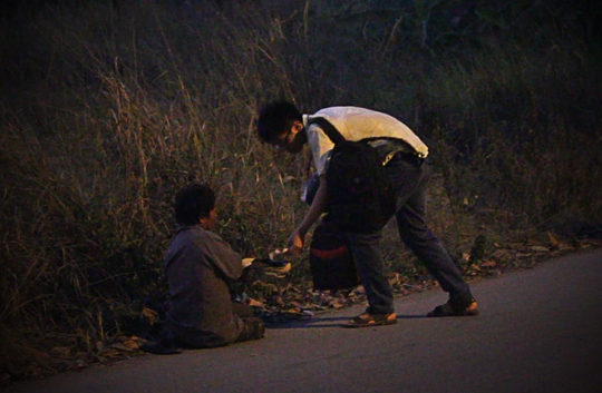 
Một người đàn ông trong bộ dạng tật nguyền xin ăn trên 1 con đường nội bộ Đại học Quốc Gia (quận Thủ Đức). Người này cũng thường xuyên xin tiền ở khu vực ngã tư Thủ Đức. Sau khi xin tiền xong, đối tượng đi đứng, khỏe mạnh bình thường.
