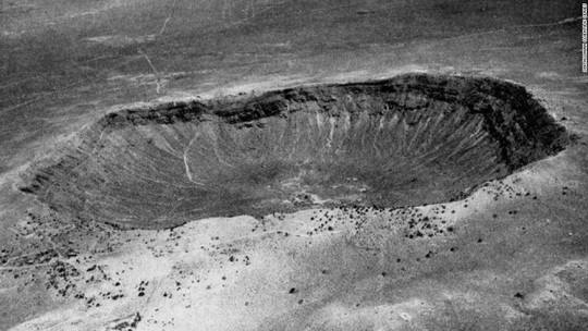 Các thiên thạch nhiều lần rơi xuống trái đất. Trong ảnh là hố thiên thạch Meteor Crater ở sa mạc Arizona - Mỹ. Ảnh: CNN