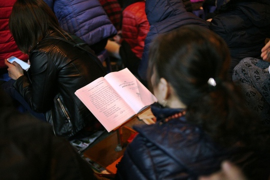
Người dân mang theo sách kinh phật để tụng kinh cầu bình an đến cho gia đình
