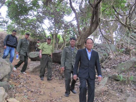 
Ông Nguyễn Phú Ban (đi đầu), Giám đốc Sở NN-PTNT TP Đà Nẵng bị phê bình
