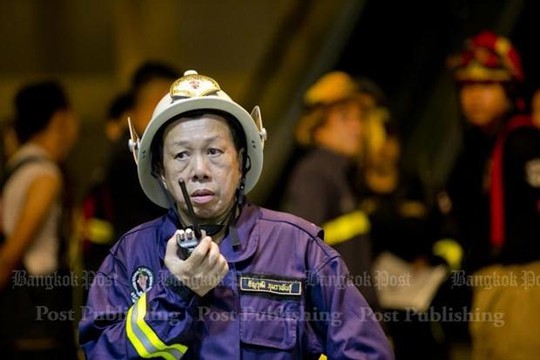 Một lính cứu hỏa kể lại vụ tai nạn. Ảnh: Bangkok Post