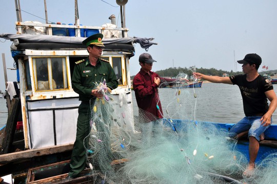 
Nhiều tấm lưới bị lính trên tàu Trung Quốc phá hỏng. Ảnh: T.Trực
