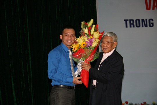 
Ông Nguyễn Bá Cảnh, Bí thư Thành đoàn Đà Nẵng tặng hoa cho nguyên Tổng Bí thư Lê Khả Phiêu
