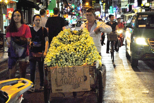 
Những người bán hàng rong chiếm lòng đường, cản trở giao thông.
