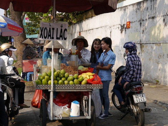 Thương hiệu xoài lắc bỗng nhiên trở thành phương tiện kiếm cơm của rất nhiều người dân ở TP HCM