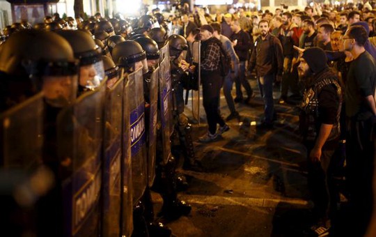 Biểu tình ôn hòa leo thang thành bạo lực hôm 13-4. Ảnh: Reuters