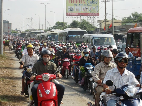 
Một số người chọn xe máy làm phương tiện về quê, đi chơi khiến các tuyến đường như Quốc lộ 1, đoạn qua vòng xoay An Lạc (quận Bình Tân), cầu Bình Điền (huyện Bình Chánh), đường Kinh Dương Vương (quận Bình Tân)… bị ùn ứ trong giờ cao điểm chiều tối 15-4 và sáng 16-4
