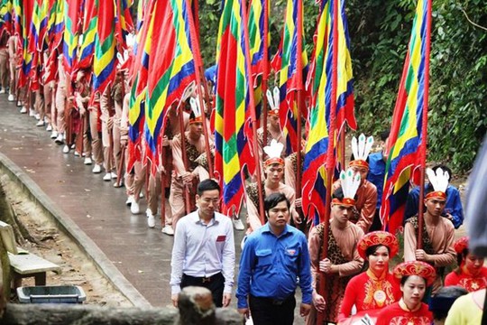 100 thanh niên rước cờ hội tượng trưng cho hình ảnh “Con Rồng, cháu Tiên” thể hiện cội nguồn dân tộc