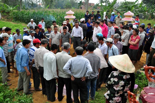 
Đám tang không cờ, không kèn, trống của em Trần Tiến Phát. Ảnh: T.Trực
