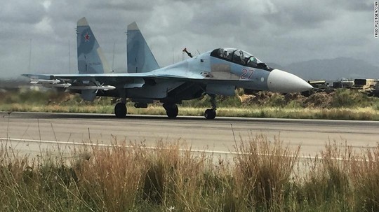 Su-35 cất cánh từ căn cứ Hmeymim. Ảnh: CNN