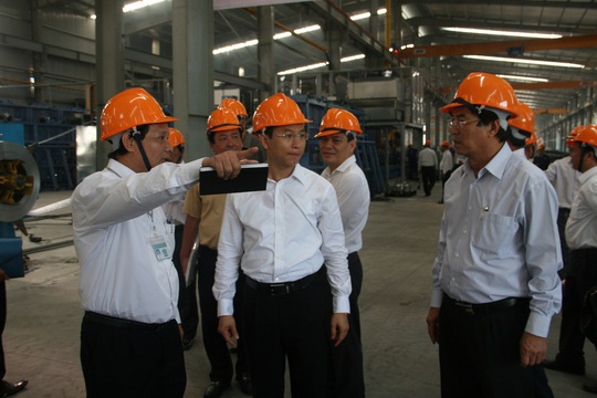  Ông Xuân Anh đến thăm nhà máy của Công ty Ống thép Hòa Phát 
