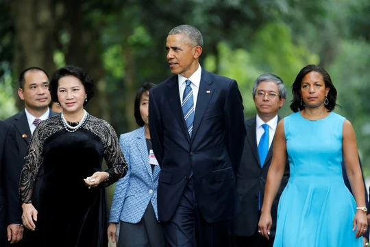 
Cố vấn an ninh quốc gia Mỹ Susan Rice (bìa phải) cùng đi với Tổng thống Mỹ - Ảnh: Reuters
