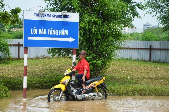 
Các đường đi ra trục đường chính bị chia cắt gây rất nhiều khó khăn cho người dân
