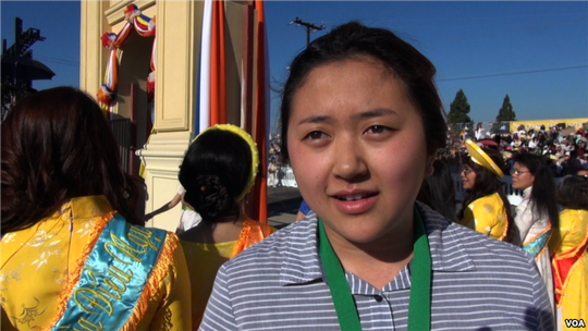 Jessica Ha rất vui khi Đức Đạt Lai Lạt Ma đến dự lễ khánh thành chùa Điều Ngự. Ảnh: VOA NEWS
