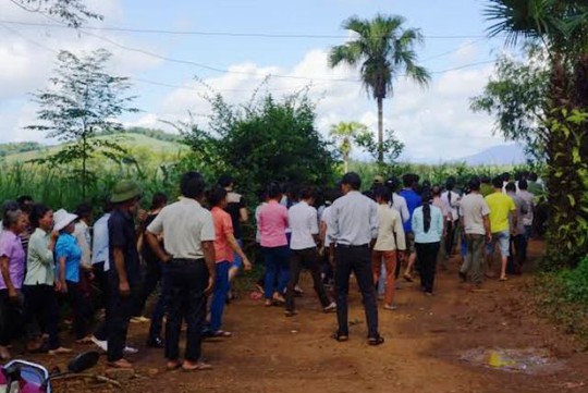 
Rất đông người dân tới đưa tiễn hai cháu nhỏ về với tổ tiên. Họ không tin Hồng lại có thể xuống tay tước đi mạng sống của 2 con trẻ vô tư, hồn nhiên
