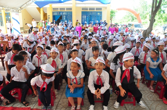 Các học sinh Trường tiểu học số 1 Bình Châu vui mừng được học ngôi trường mới khang trang