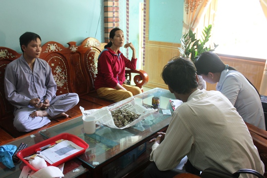 Cơ quan chức năng lập biên bản sự việc với thầy lang Nguyễn Văn Phương (ngồi xếp bằng bên trái).