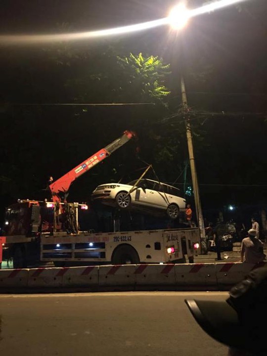 
Chiếc xe hạng sang Range Rover được cẩu khỏi hiện trường để giải quyết hậu quả vụ tai nạn - Ảnh: Otofun
