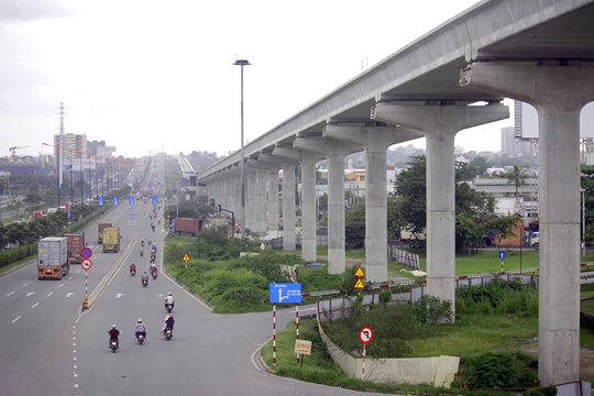 Tuyến metro số 1 (Bến Thành - Suối Tiên) là tuyến metro đầu tiên được xây dựng ở Sài Gòn với chiều dài 19,7 km, tổng vốn đầu tư ban đầu hơn 2,49 tỷ USD. Hình hài tuyến metro đầu tiên của TP HCM đang hiện rõ từng ngày.