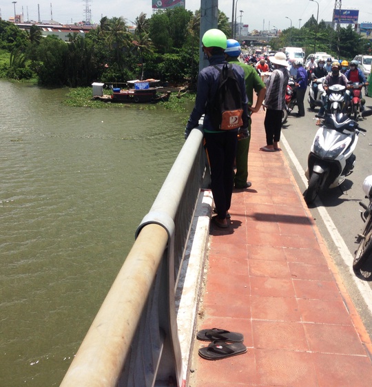
Đôi dép của người đàn ông để lại trên hành lang cầu trước khi nhảy sông Sài Gòn

