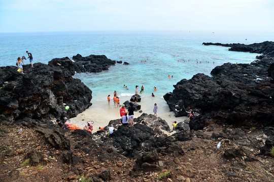 
Bãi tắm tại đảo Bé với những rạn đá vôi, san hô do quá trình núi lửa hoạt động hình thành cách đây hàng ngàn năm. Ảnh: Tử Trực
