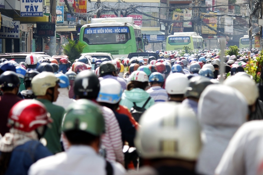 Đường Phan Văn Trị là một trong những con đường kẹt nặng nhất, hàng nghàn người mệt mỏi dưới cái năng trong trận kẹt xe khủng khiếp.