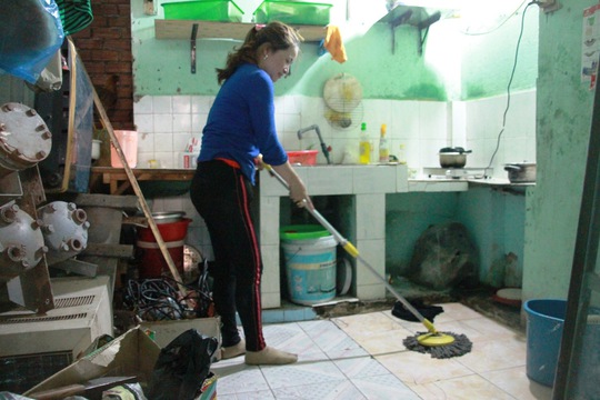 
Chị Hồng lau chùi nhà cửa để chuẩn bị về quê đón Tết - Ảnh: Đức Nam
